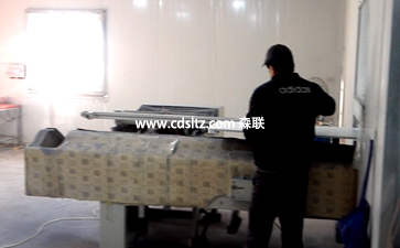 家具UV噴涂設(shè)備生產(chǎn)線自動對齊除塵輸送.jpg 家具UV噴涂設(shè)備生產(chǎn)線自動對齊除塵輸送.jpg